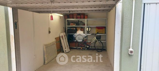 Box/posto auto in residenziale in Via Giacomo Leopardi