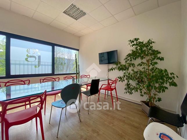 Ufficio in commerciale in Via Adriano Olivetti 1