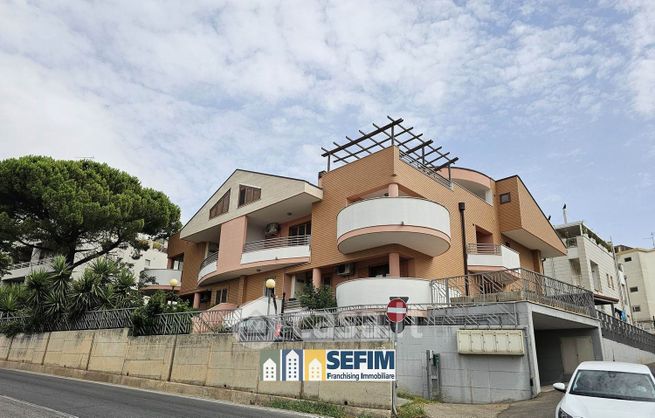 Casa bi/trifamiliare in residenziale in Via Verricelli