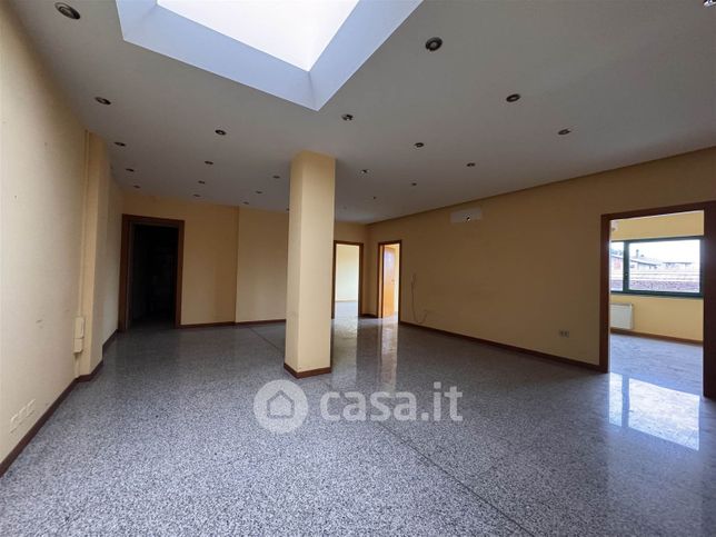 Ufficio in commerciale in Via Icaro 11