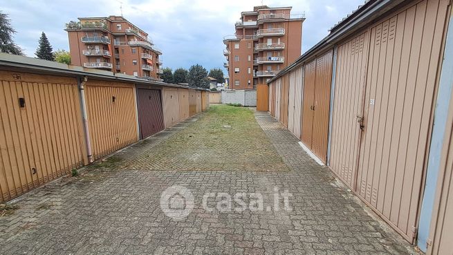 Garage/posto auto in residenziale in Via Ugo Foscolo