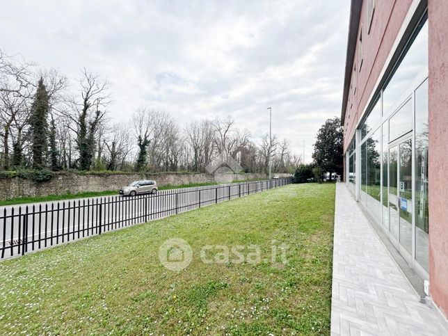 Capannone in commerciale in Viale C. Battisti 149