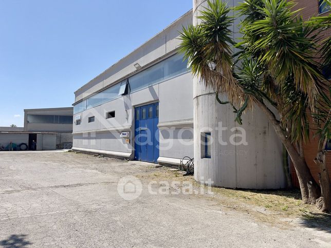 Capannone in commerciale in Via Tommaso Caruto