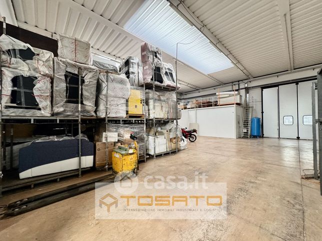 Capannone in commerciale in 