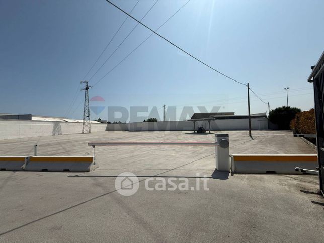 Capannone in commerciale in 