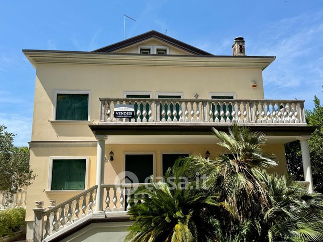 Villa in residenziale in Via Annia 26