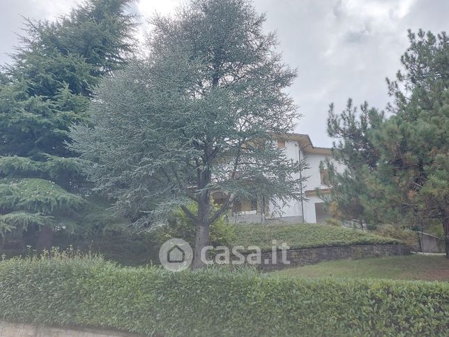 Casa indipendente in residenziale in Viale delle Nazioni