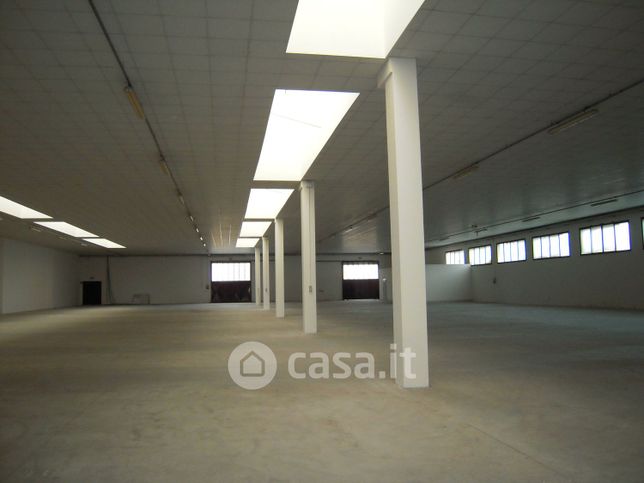 Capannone in commerciale in Viale del Lavoro 12 B