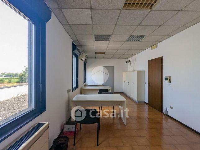 Ufficio in commerciale in Via Monsignore O. Romero 61