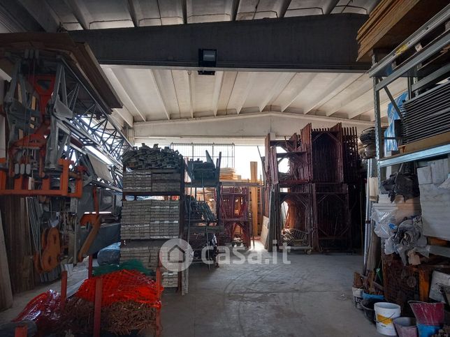 Capannone in commerciale in 