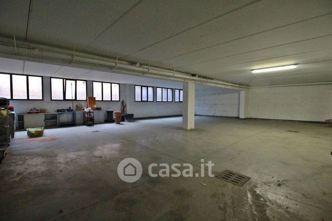 Capannone in commerciale in Via della Burrona