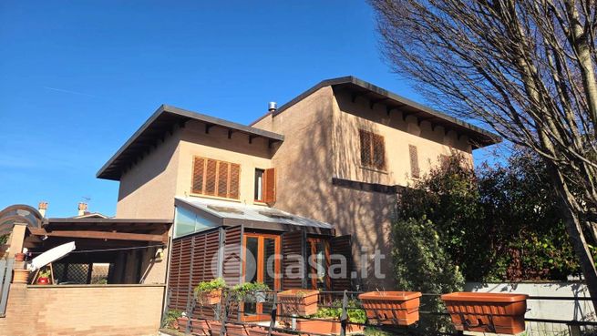 Casa bi/trifamiliare in residenziale in Viale Ancona