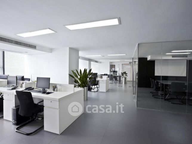 Ufficio in commerciale in Via IV Novembre 1