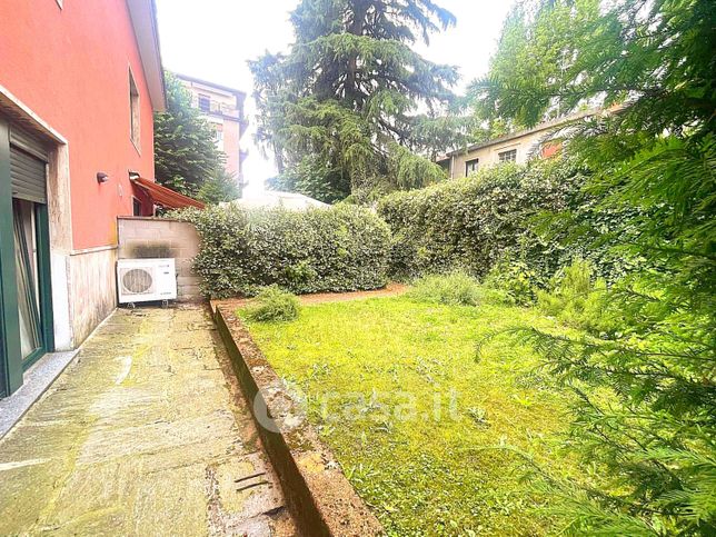 Casa bi/trifamiliare in residenziale in Via C. dell' Acqua 17