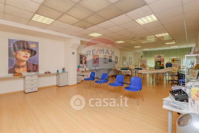 Ufficio in commerciale in Via Cesare Battisti 65