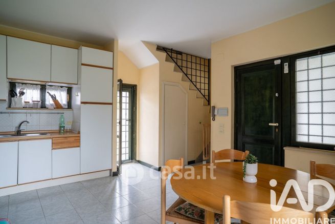 Villetta a schiera in residenziale in Viale delle Ginestre 13 A