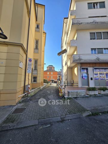 Box/posto auto in residenziale in Via Enrico Toti 4