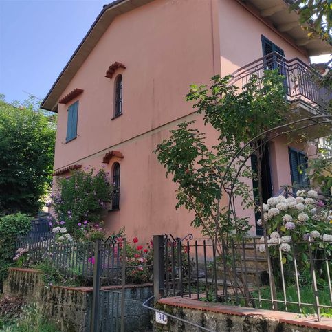 Casa indipendente in residenziale in 