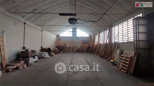 Capannone in commerciale in 