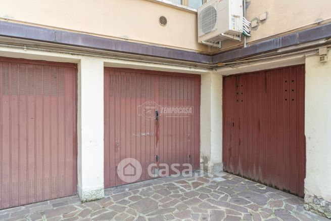 Garage/posto auto in residenziale in Via Negroli 11