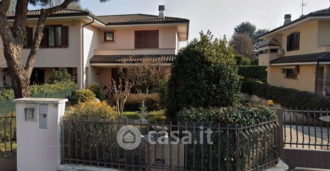 Villetta a schiera in residenziale in Via U. Foscolo 13