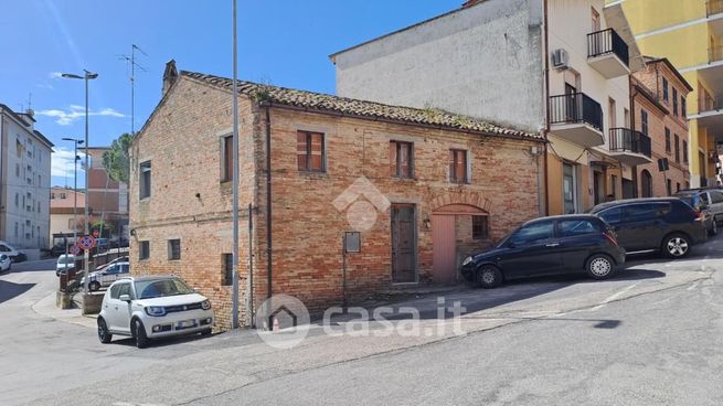 Casa bi/trifamiliare in residenziale in Viale Rimembranza