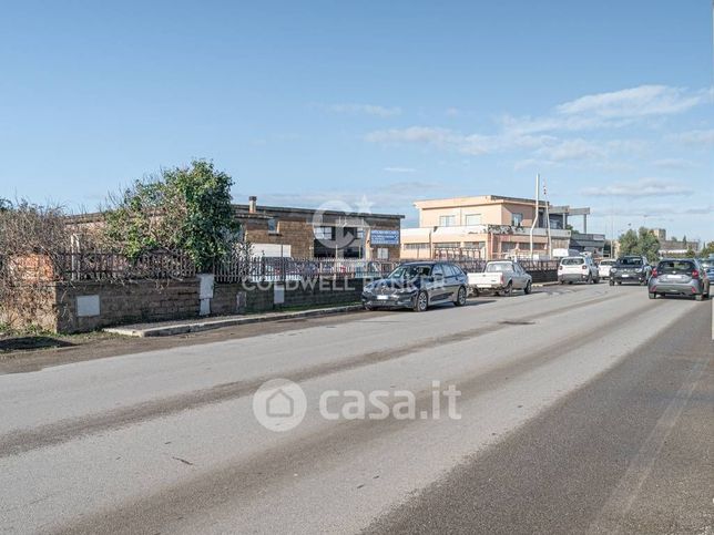 Capannone in commerciale in Via R. Sanzio 4