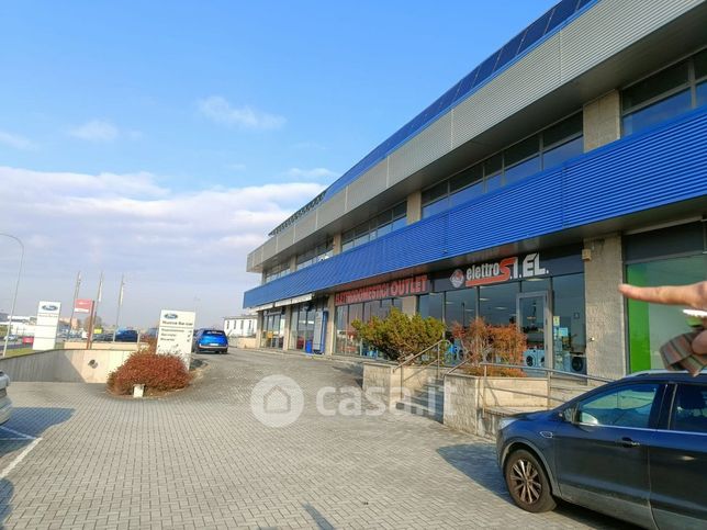 Ufficio in commerciale in Strada Valenza 4