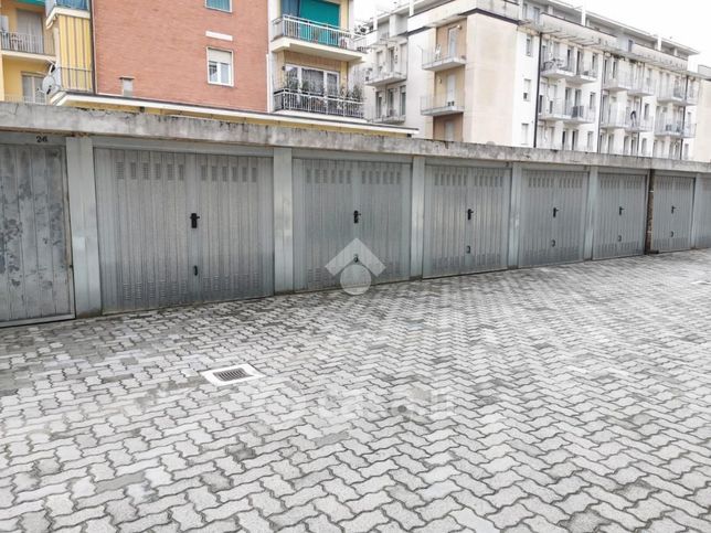 Garage/posto auto in residenziale in Piazza Urbano Prunotto 3