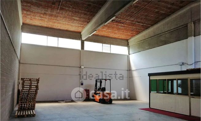Capannone in commerciale in Via Montanara 152