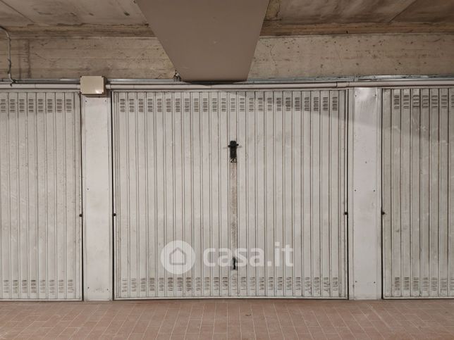 Box/posto auto in residenziale in Via dei Fontanili 24 b