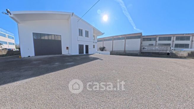 Capannone in commerciale in 