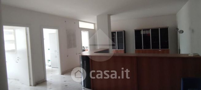 Ufficio in commerciale in Via M. Angeloni