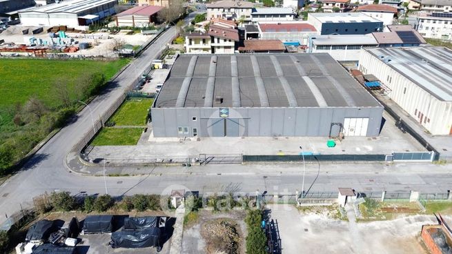 Capannone in commerciale in Via G. Pastore 38