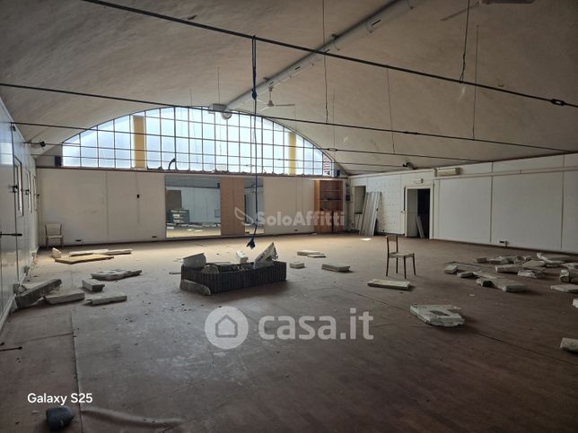 Capannone in commerciale in Via Giulio Cesare