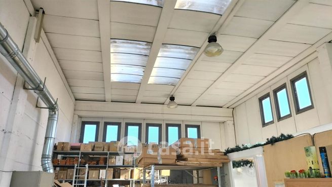 Capannone in commerciale in 