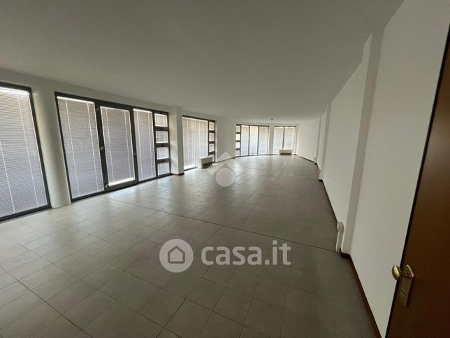 Ufficio in commerciale in Via Nuova Ponente 13