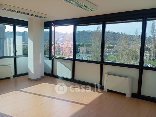 Ufficio in commerciale in Via Salceto