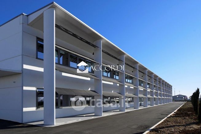 Capannone in commerciale in 
