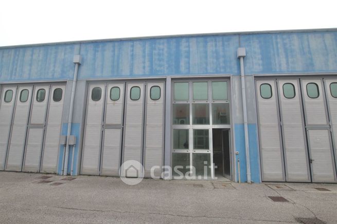 Capannone in commerciale in Strada Traghete 68