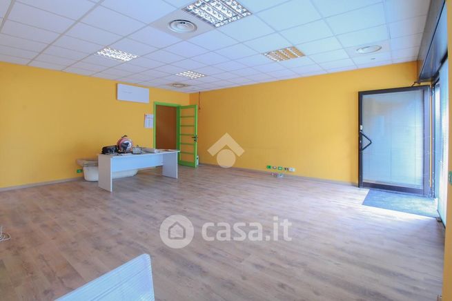 Ufficio in commerciale in Viale Monte Grappa