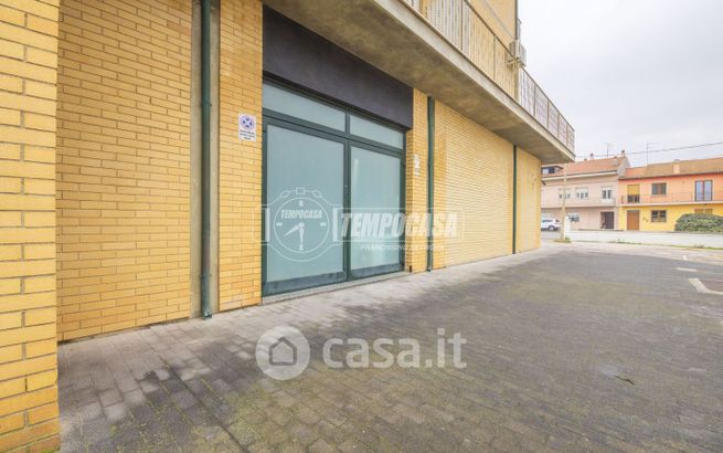 Capannone in commerciale in Via Cristoforo Colombo