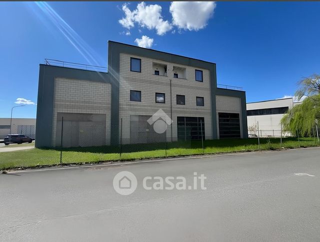 Capannone in commerciale in Via Novi 50