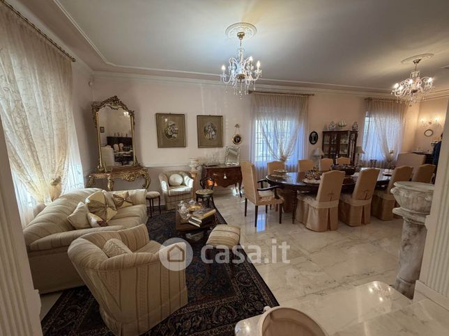 Casa indipendente in residenziale in 