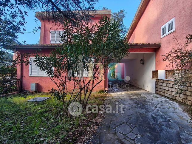 Villa in residenziale in Via del tennis