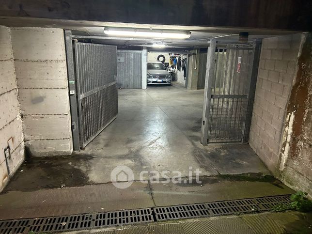 Box/posto auto in residenziale in Via dell'Appagliatore 72