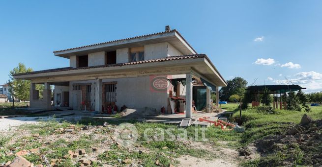 Casa bi/trifamiliare in residenziale in 