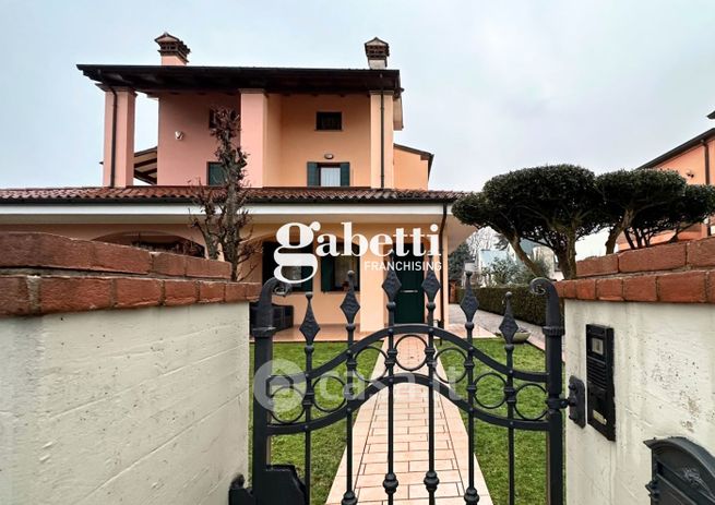 Casa indipendente in residenziale in 