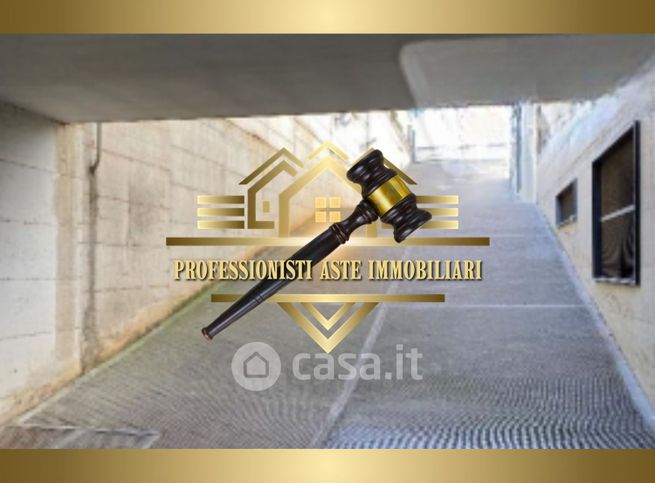 Box/posto auto in residenziale in Piazzale Stazione 22