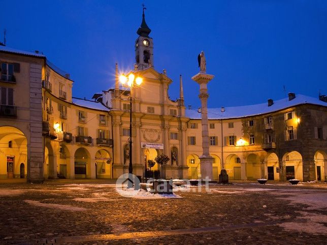 Negozio/locale commerciale in commerciale in Piazza dell'Annunziata 6